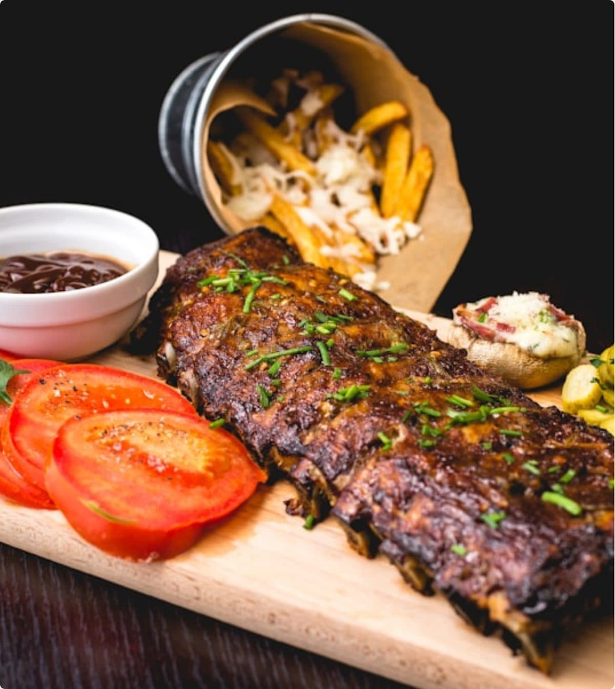 Une viande maturée servie sur sa planche, à la carte du 52